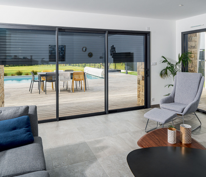 Préférez un brise-soleil à lames orientables pour tamiser la lumière Préférez un brise-soleil à lames orientables pour tamiser la lumière